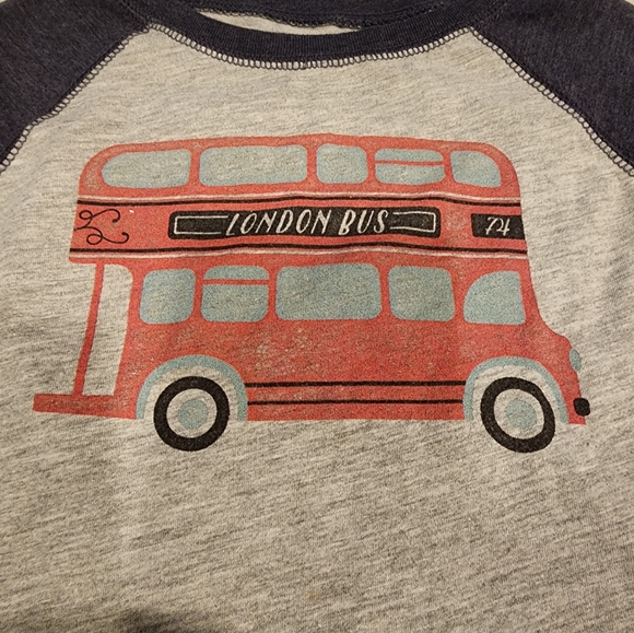Boys London bus raglan style shirt ,gray mix with navy sleeves,sizing about a 5/ - Picture 2 of 3
